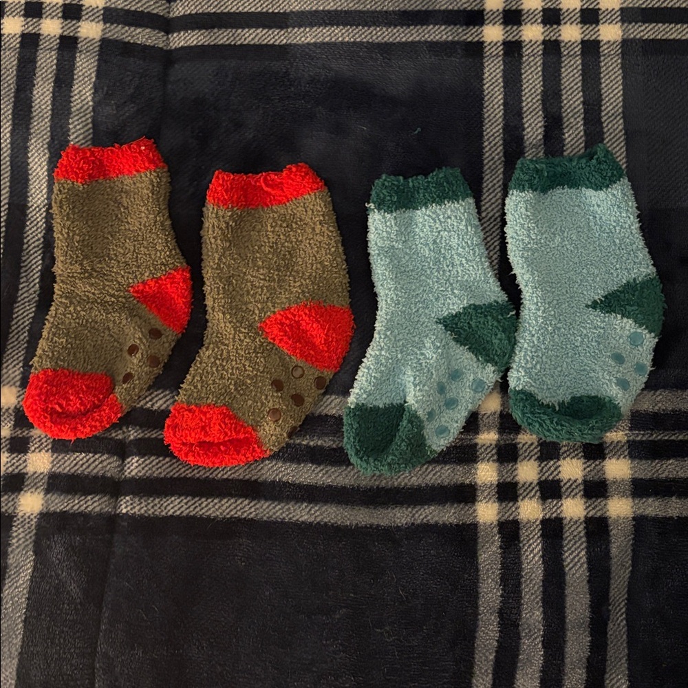 Cozy Kids' Fuzzy Socks Set - Red and Green